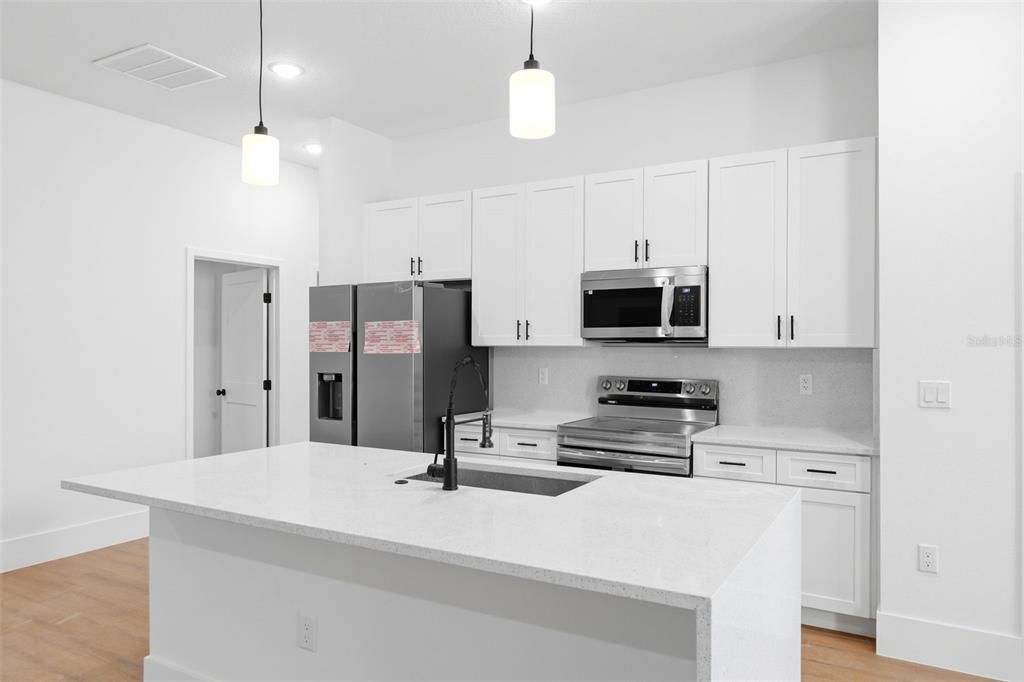 Activo con contrato: $284,900 (4 camas, 2 baños, 1799 Pies cuadrados)