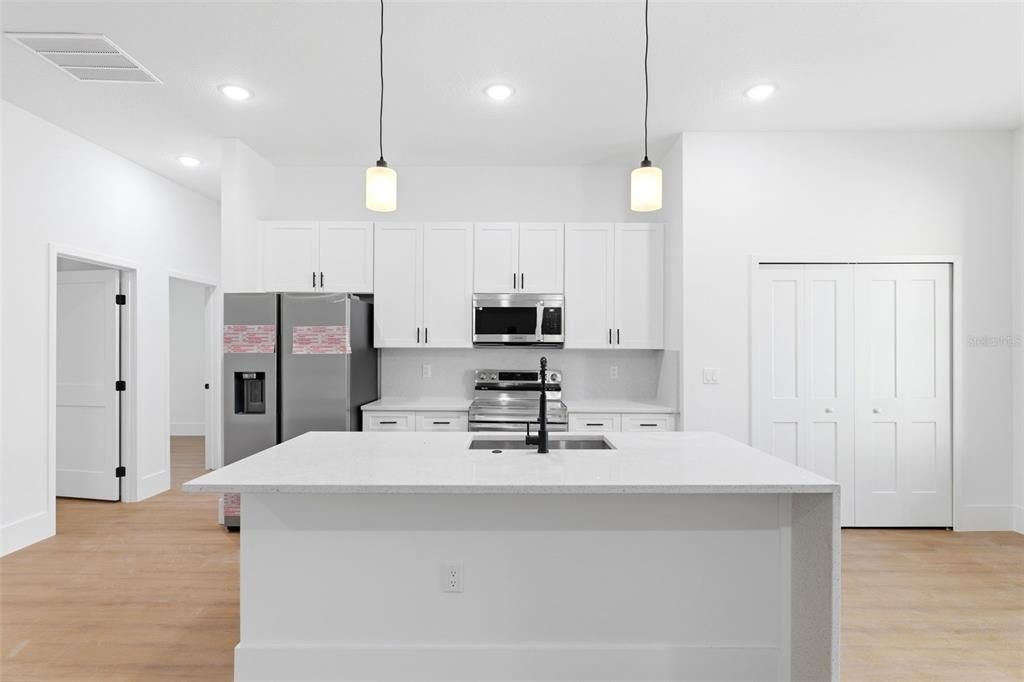 Activo con contrato: $284,900 (4 camas, 2 baños, 1799 Pies cuadrados)