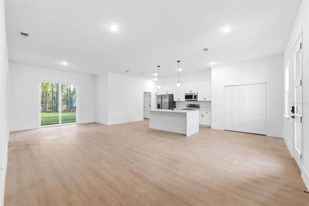 Activo con contrato: $284,900 (4 camas, 2 baños, 1799 Pies cuadrados)