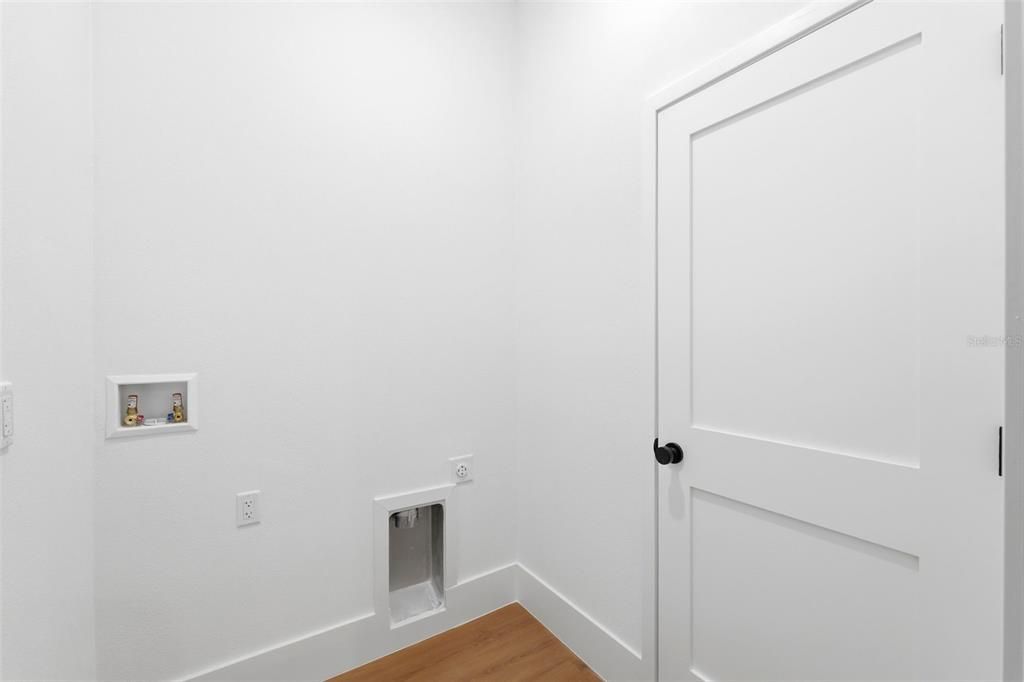 Activo con contrato: $284,900 (4 camas, 2 baños, 1799 Pies cuadrados)