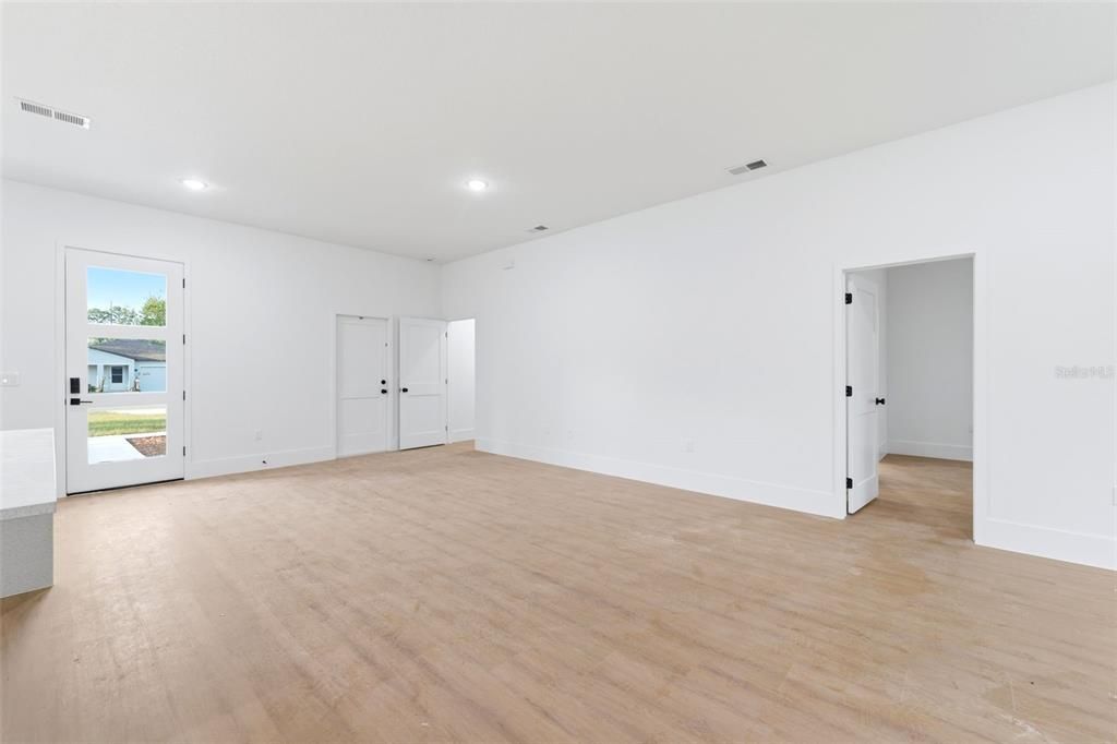 Activo con contrato: $284,900 (4 camas, 2 baños, 1799 Pies cuadrados)