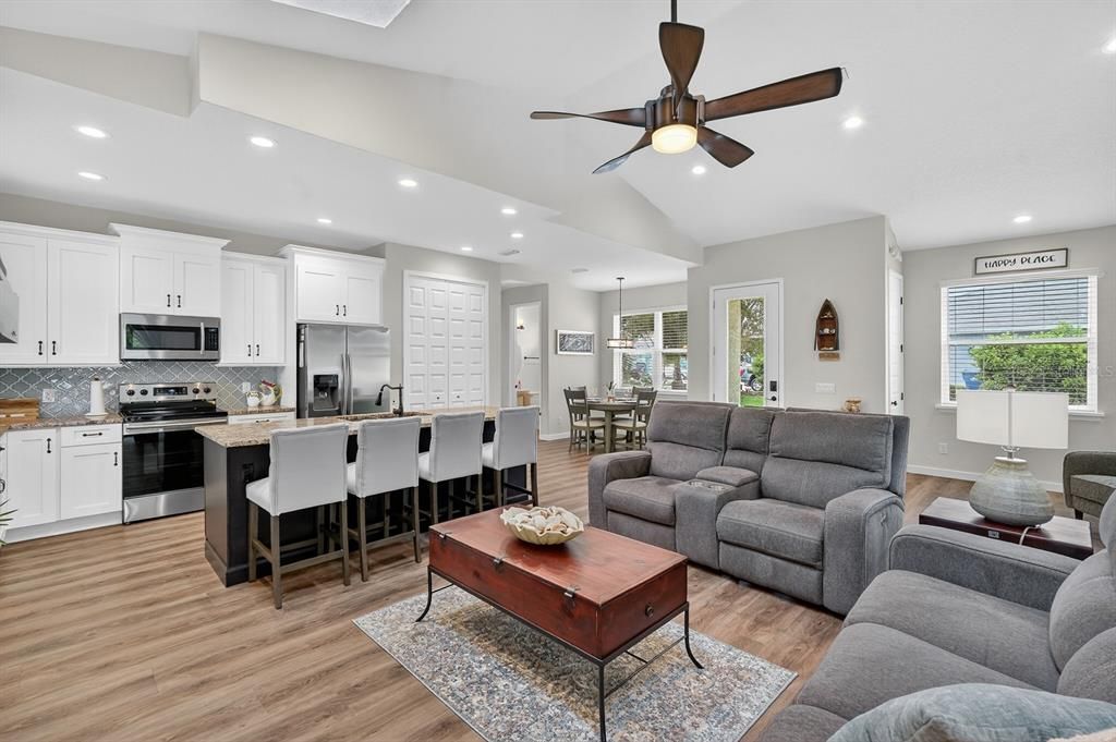 На продажу: $624,900 (3 спален, 2 ванн, 1725 Квадратных фут)