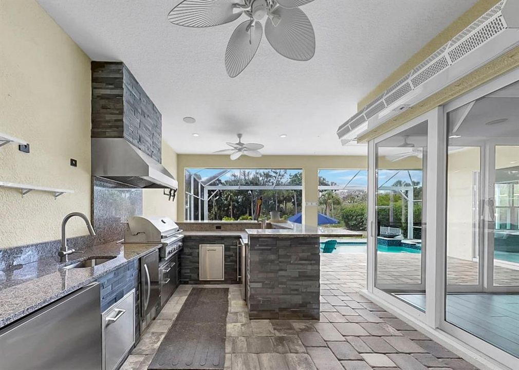 Activo con contrato: $949,000 (3 camas, 3 baños, 2963 Pies cuadrados)