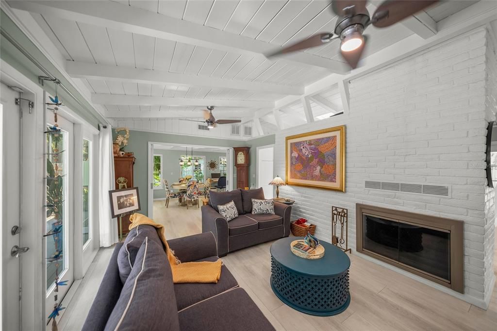 For Sale: $1,095,000 (3 beds, 2 baths, 1368 Square Feet)