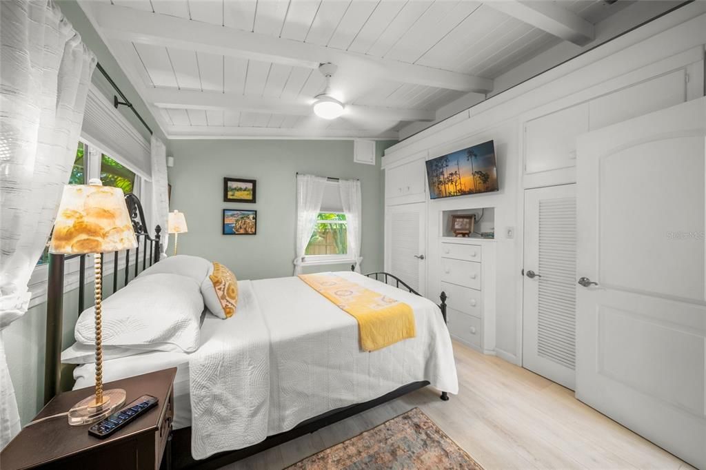 For Sale: $1,095,000 (3 beds, 2 baths, 1368 Square Feet)