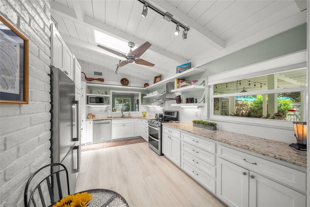 For Sale: $1,095,000 (3 beds, 2 baths, 1368 Square Feet)