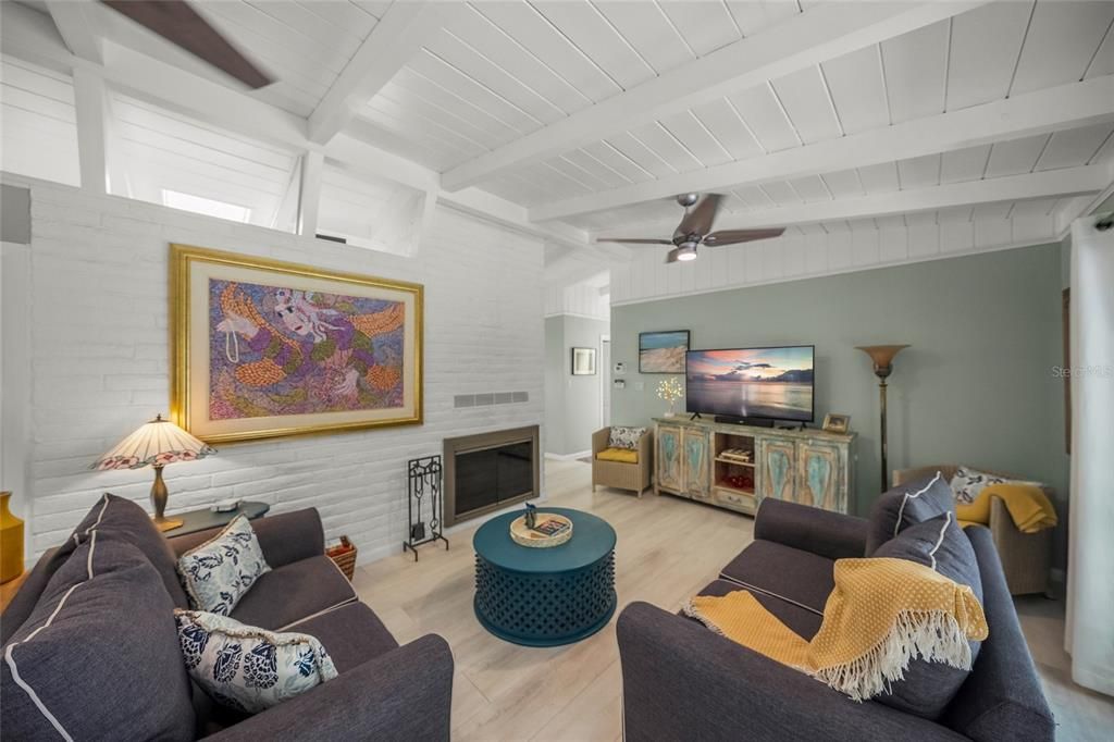 For Sale: $1,095,000 (3 beds, 2 baths, 1368 Square Feet)