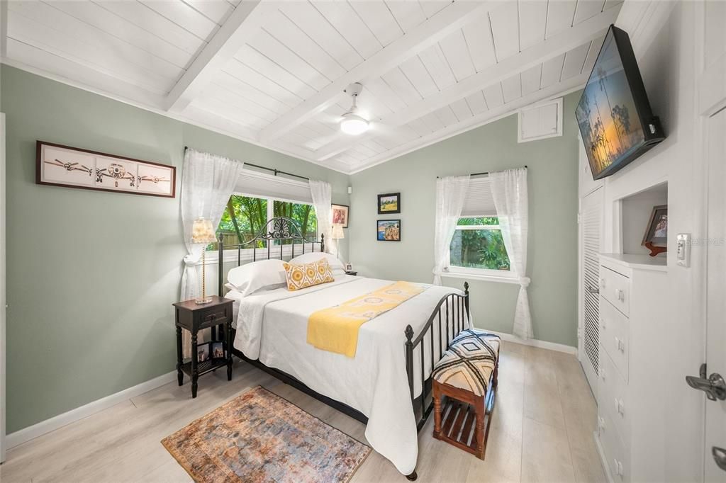 For Sale: $1,095,000 (3 beds, 2 baths, 1368 Square Feet)