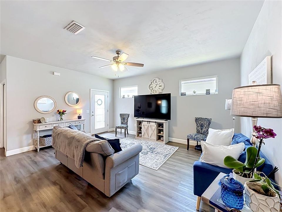 For Sale: $279,000 (3 beds, 2 baths, 1372 Square Feet)