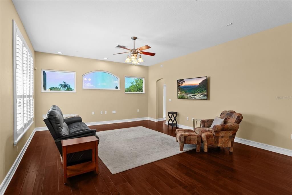 Activo con contrato: $735,000 (4 camas, 3 baños, 3625 Pies cuadrados)