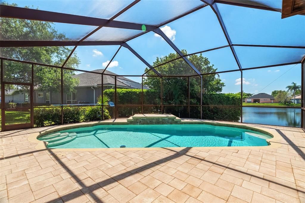 Activo con contrato: $735,000 (4 camas, 3 baños, 3625 Pies cuadrados)