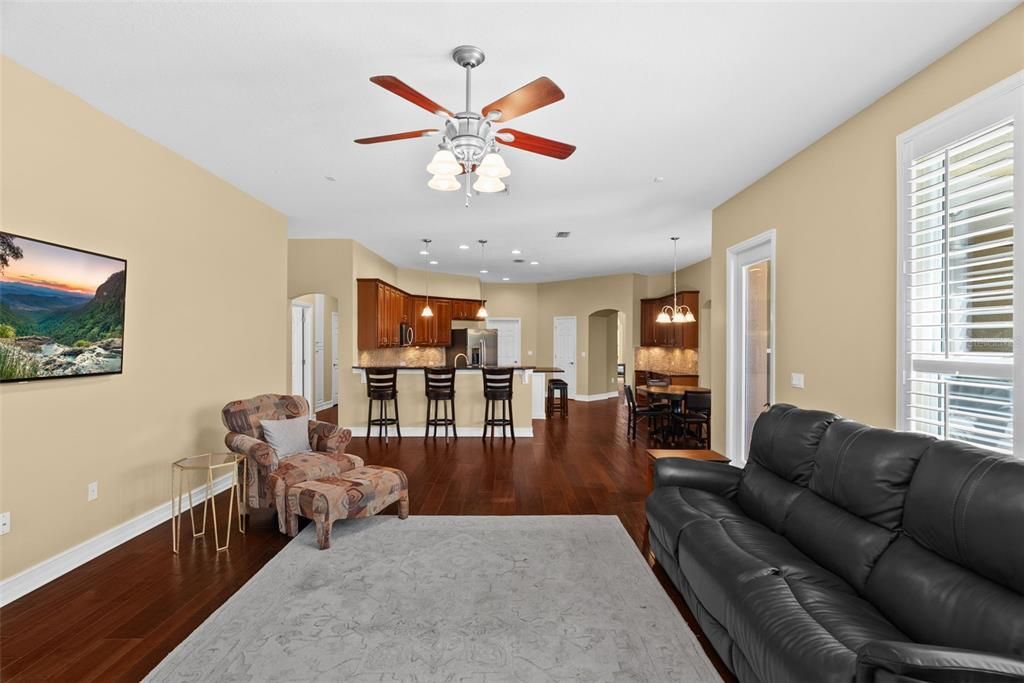 Activo con contrato: $735,000 (4 camas, 3 baños, 3625 Pies cuadrados)
