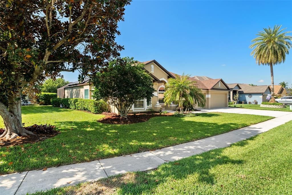 Activo con contrato: $735,000 (4 camas, 3 baños, 3625 Pies cuadrados)
