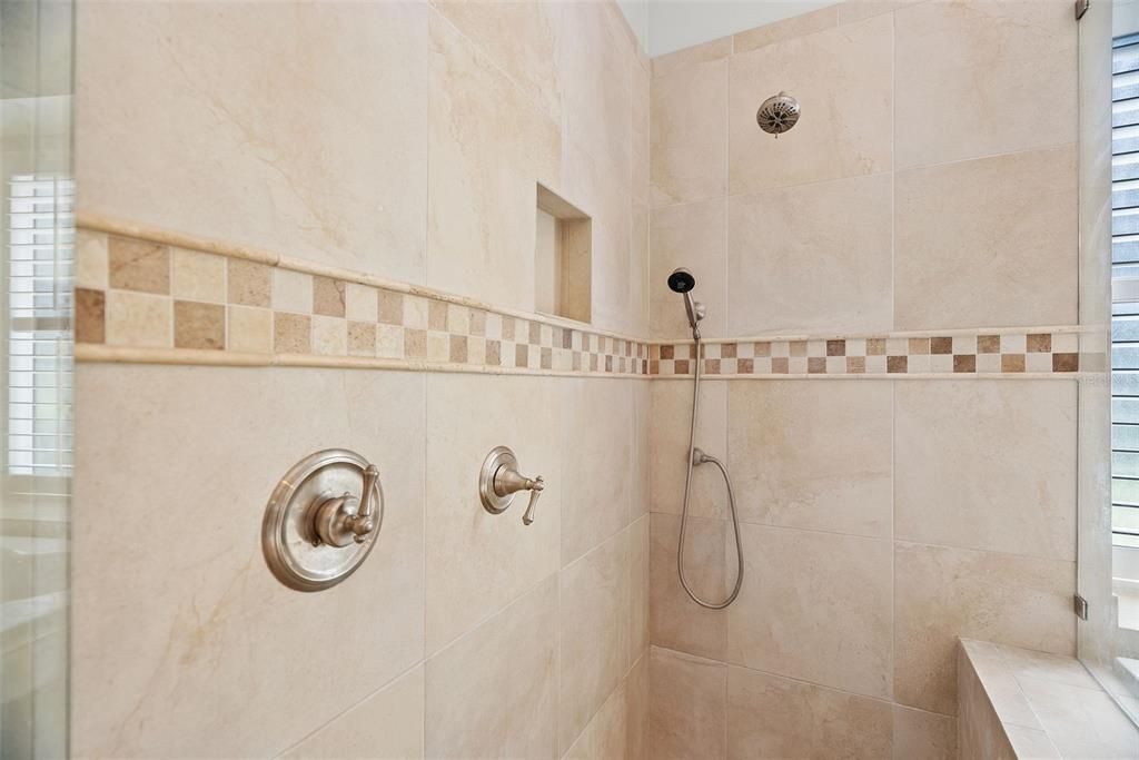 Activo con contrato: $735,000 (4 camas, 3 baños, 3625 Pies cuadrados)