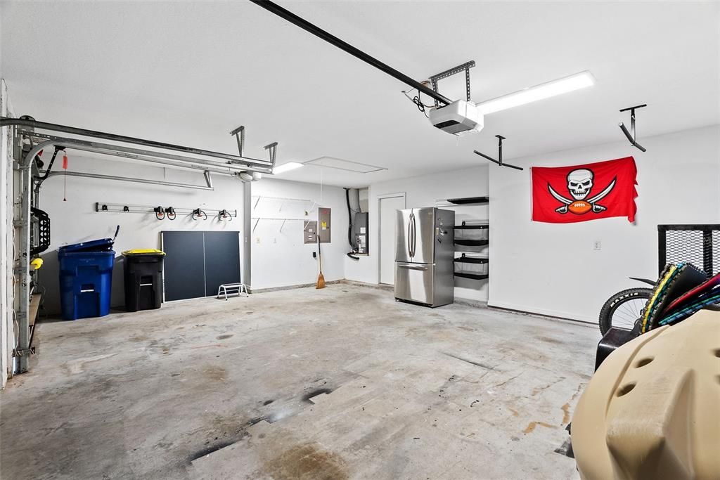Activo con contrato: $735,000 (4 camas, 3 baños, 3625 Pies cuadrados)