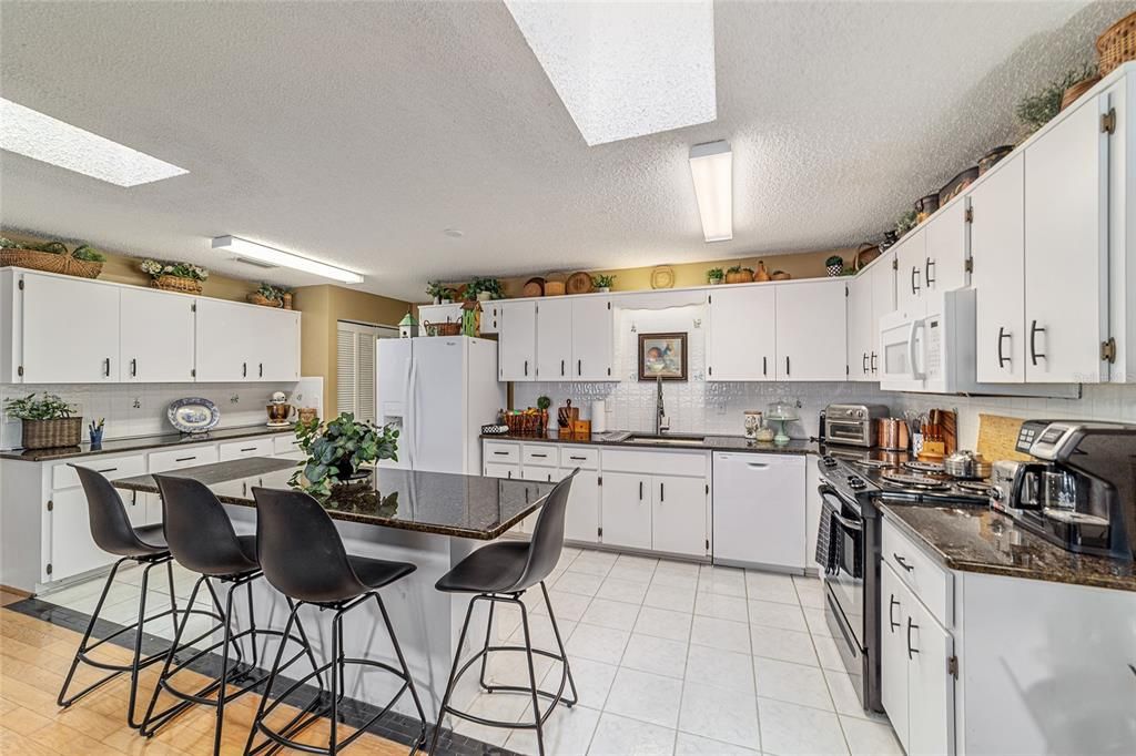 For Sale: $225,000 (2 beds, 2 baths, 1688 Square Feet)