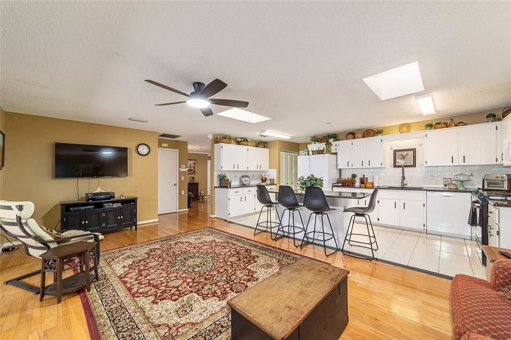 For Sale: $225,000 (2 beds, 2 baths, 1688 Square Feet)