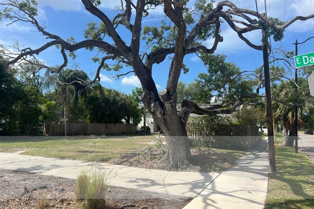 En Venta: $849,000 (0.17 acres)