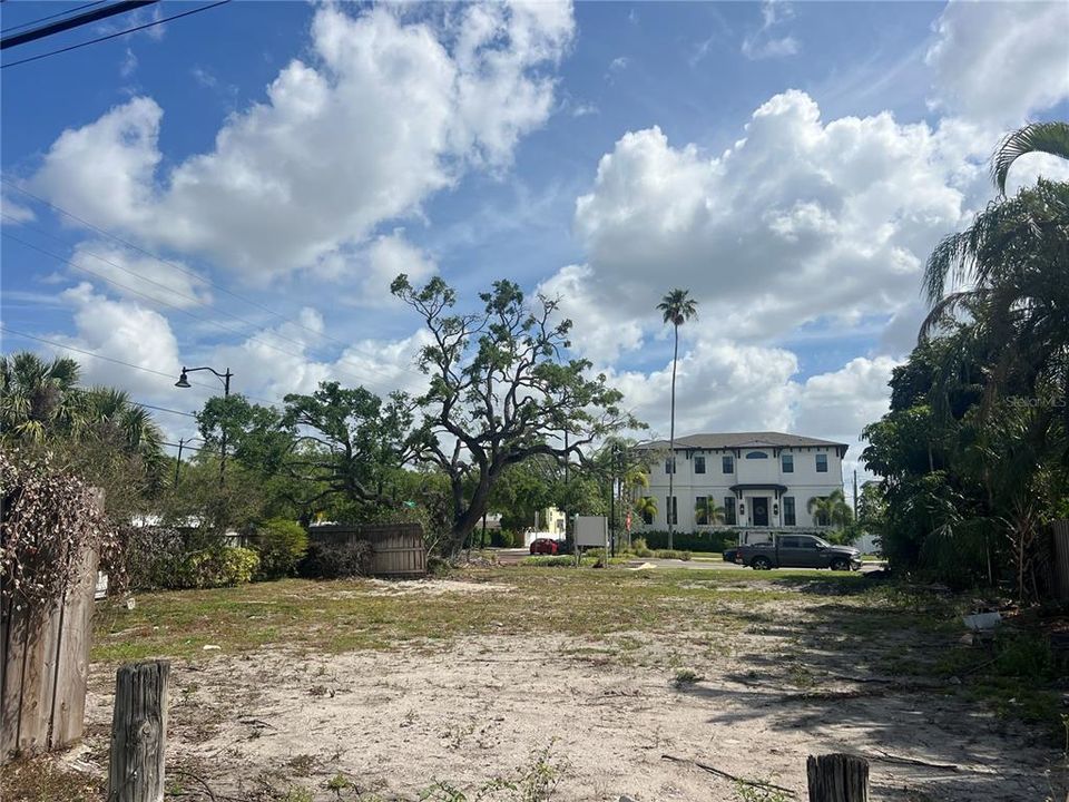 En Venta: $849,000 (0.17 acres)