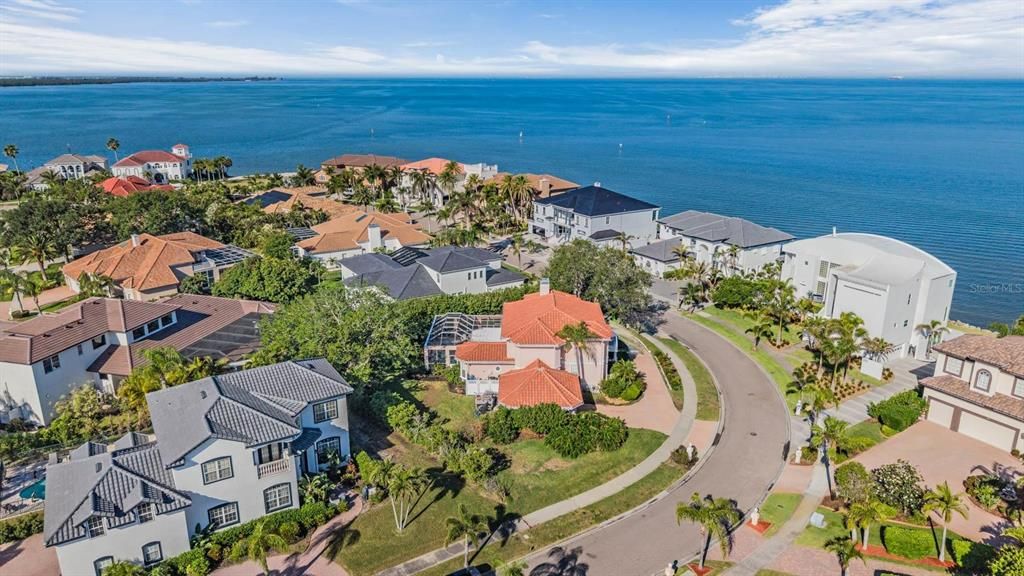 Activo con contrato: $930,000 (5 camas, 5 baños, 3463 Pies cuadrados)