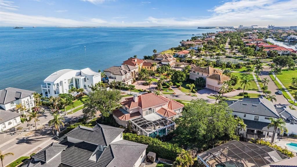 Activo con contrato: $930,000 (5 camas, 5 baños, 3463 Pies cuadrados)