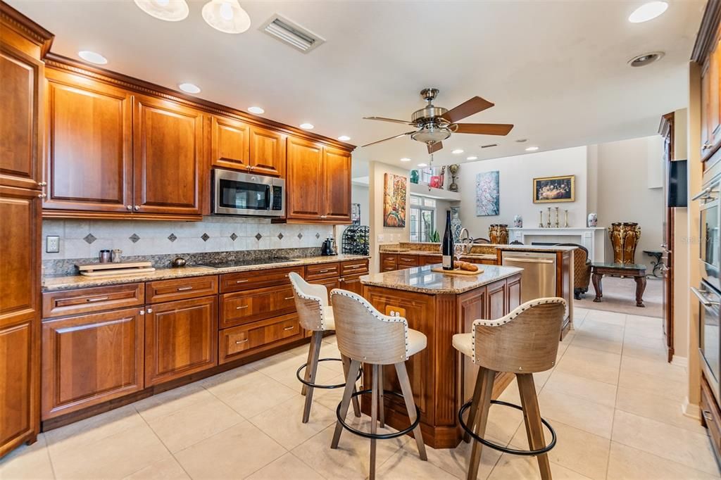 Activo con contrato: $930,000 (5 camas, 5 baños, 3463 Pies cuadrados)