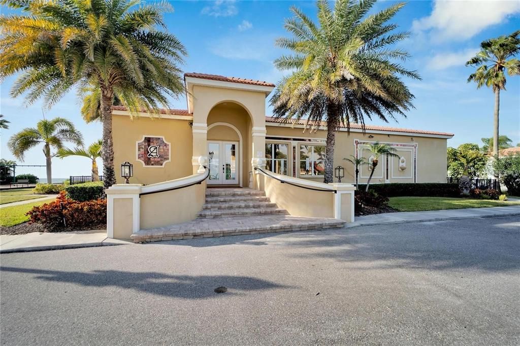 Activo con contrato: $930,000 (5 camas, 5 baños, 3463 Pies cuadrados)