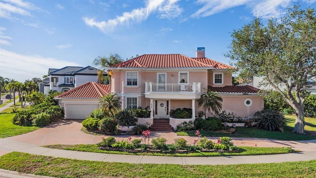 Activo con contrato: $930,000 (5 camas, 5 baños, 3463 Pies cuadrados)