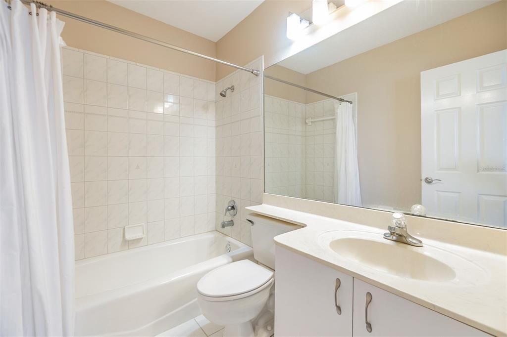 Activo con contrato: $930,000 (5 camas, 5 baños, 3463 Pies cuadrados)