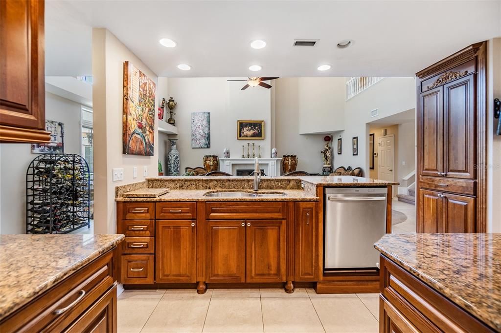 Activo con contrato: $930,000 (5 camas, 5 baños, 3463 Pies cuadrados)