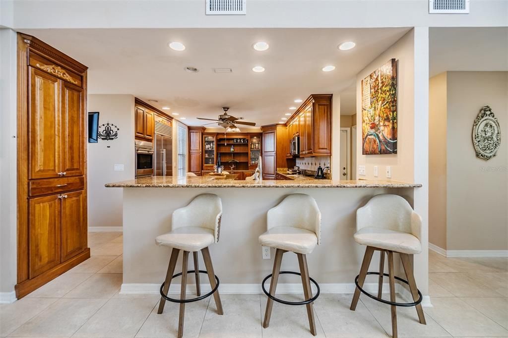 Activo con contrato: $930,000 (5 camas, 5 baños, 3463 Pies cuadrados)