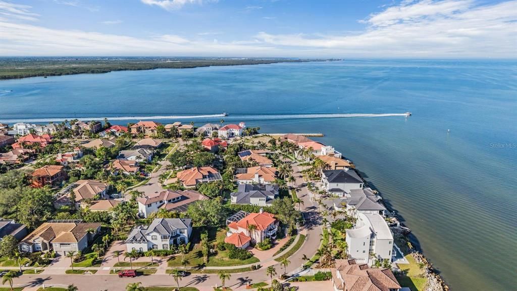 Activo con contrato: $930,000 (5 camas, 5 baños, 3463 Pies cuadrados)
