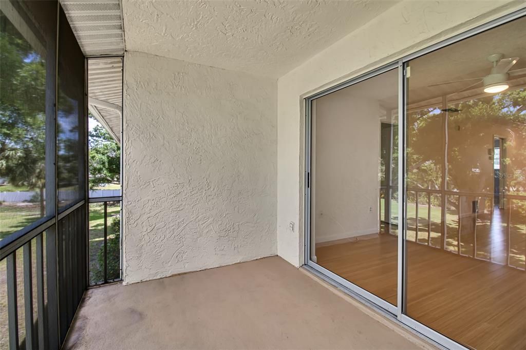 Active With Contract: $154,900 (2 beds, 2 baths, 978 Square Feet)