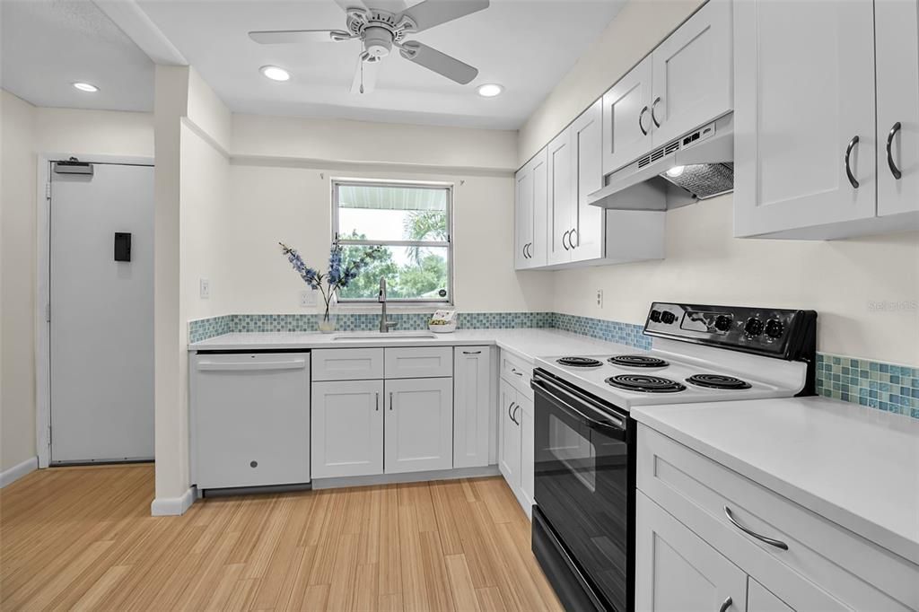 Active With Contract: $154,900 (2 beds, 2 baths, 978 Square Feet)
