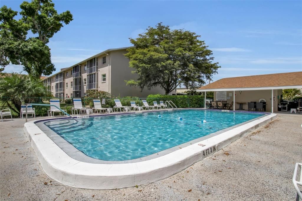 Active With Contract: $154,900 (2 beds, 2 baths, 978 Square Feet)