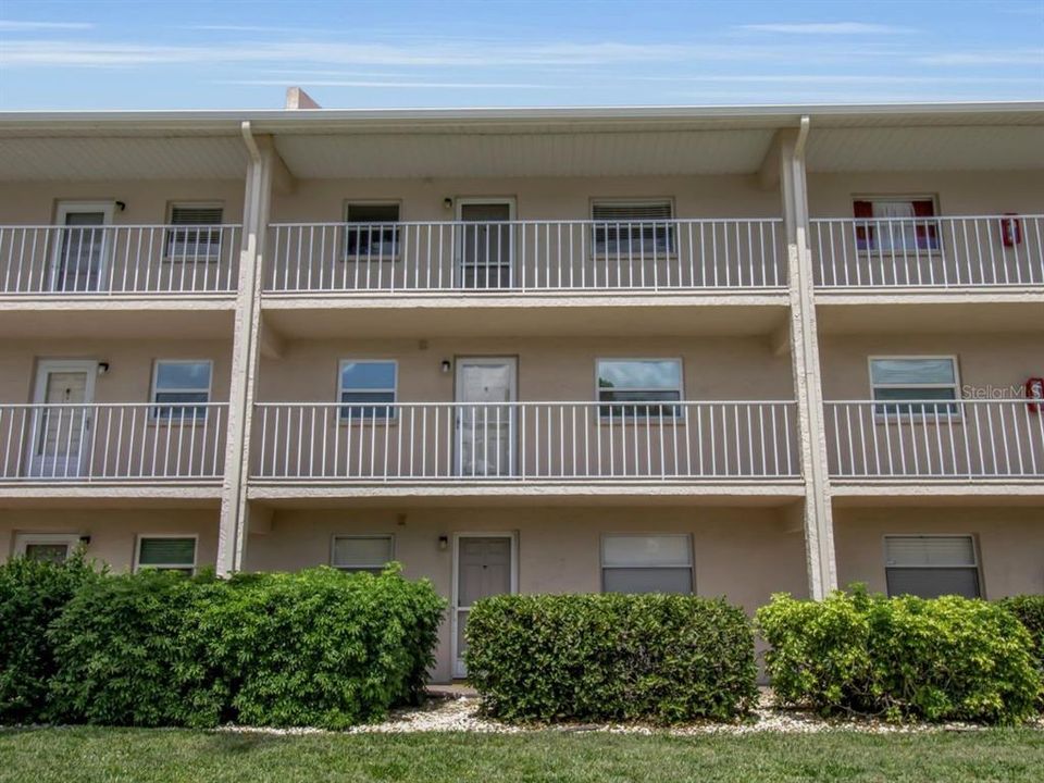 Active With Contract: $154,900 (2 beds, 2 baths, 978 Square Feet)