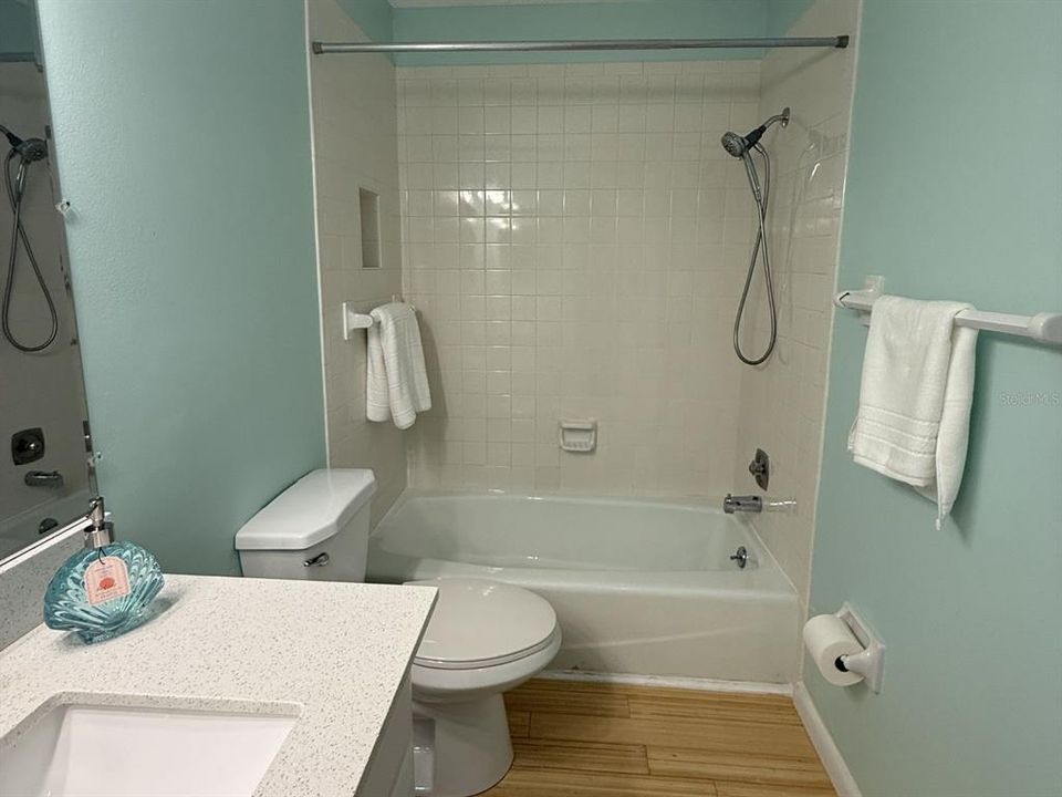 Active With Contract: $154,900 (2 beds, 2 baths, 978 Square Feet)