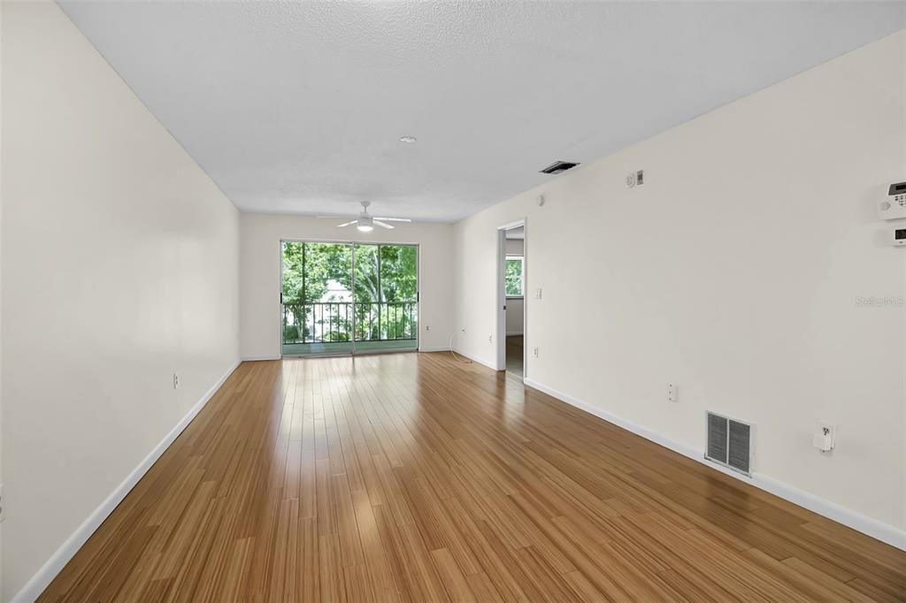 Active With Contract: $154,900 (2 beds, 2 baths, 978 Square Feet)