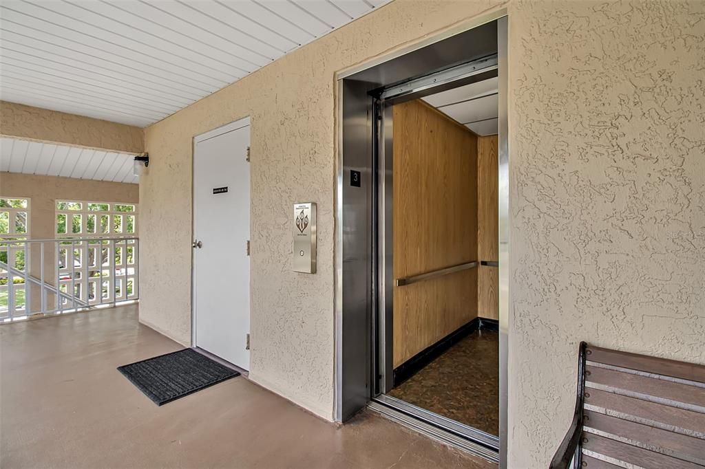 Active With Contract: $154,900 (2 beds, 2 baths, 978 Square Feet)