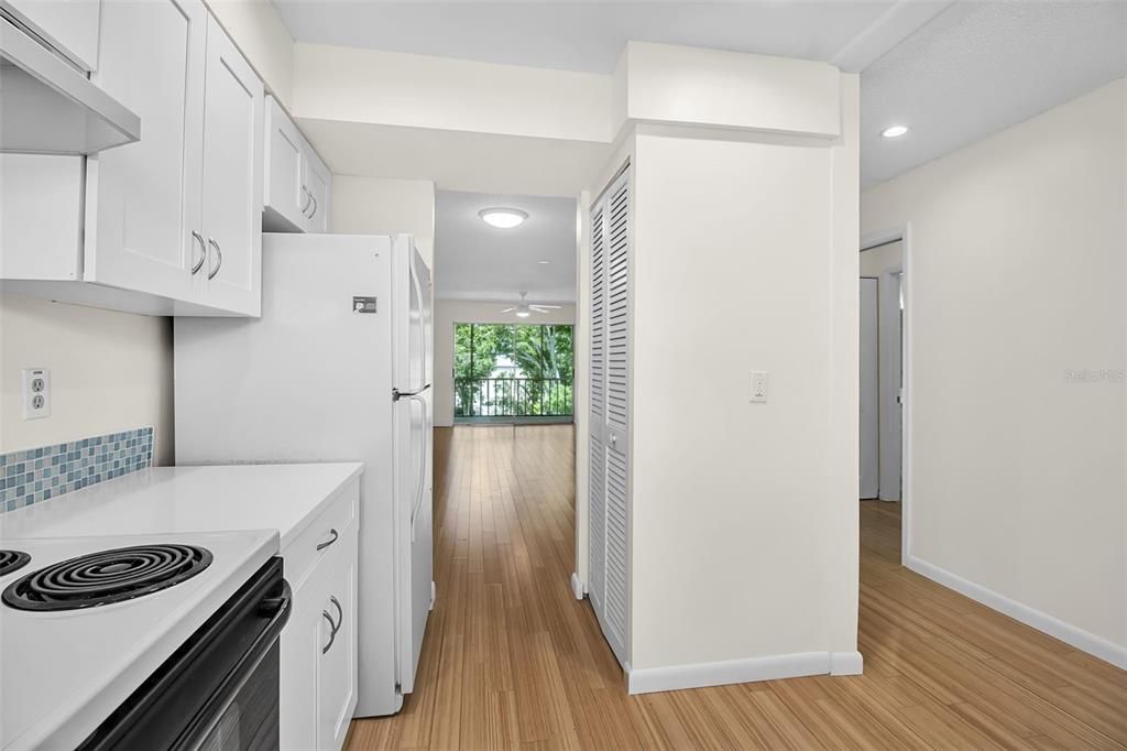 Active With Contract: $154,900 (2 beds, 2 baths, 978 Square Feet)