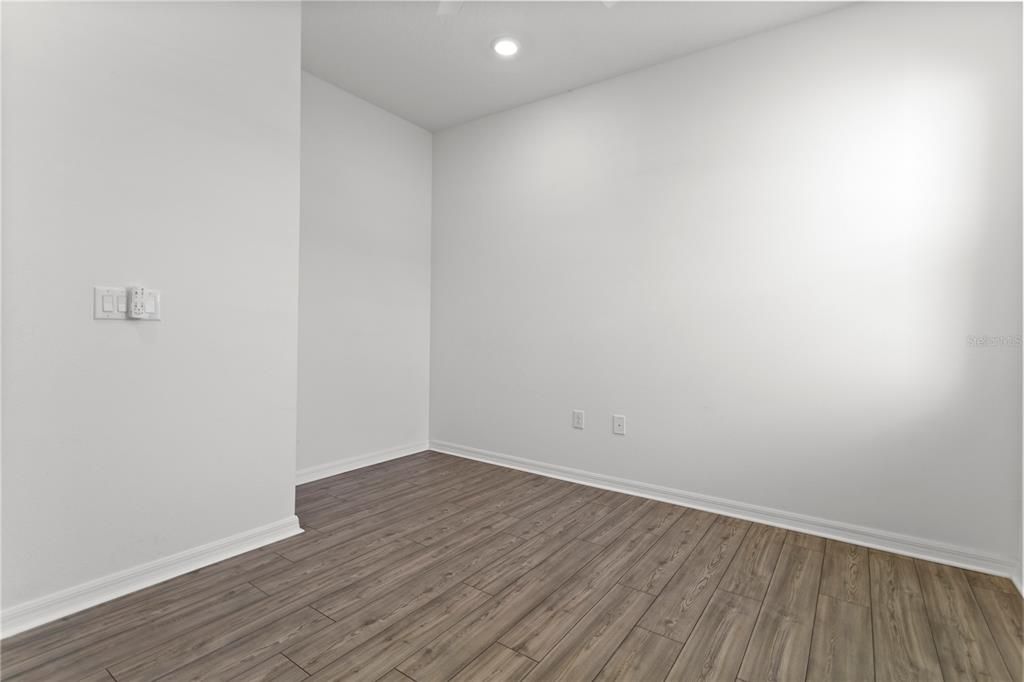 Activo con contrato: $325,000 (3 camas, 2 baños, 1941 Pies cuadrados)
