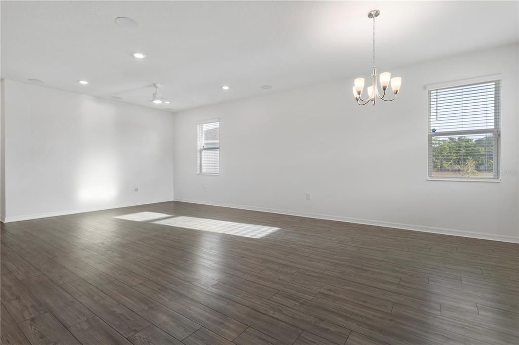 Activo con contrato: $325,000 (3 camas, 2 baños, 1941 Pies cuadrados)