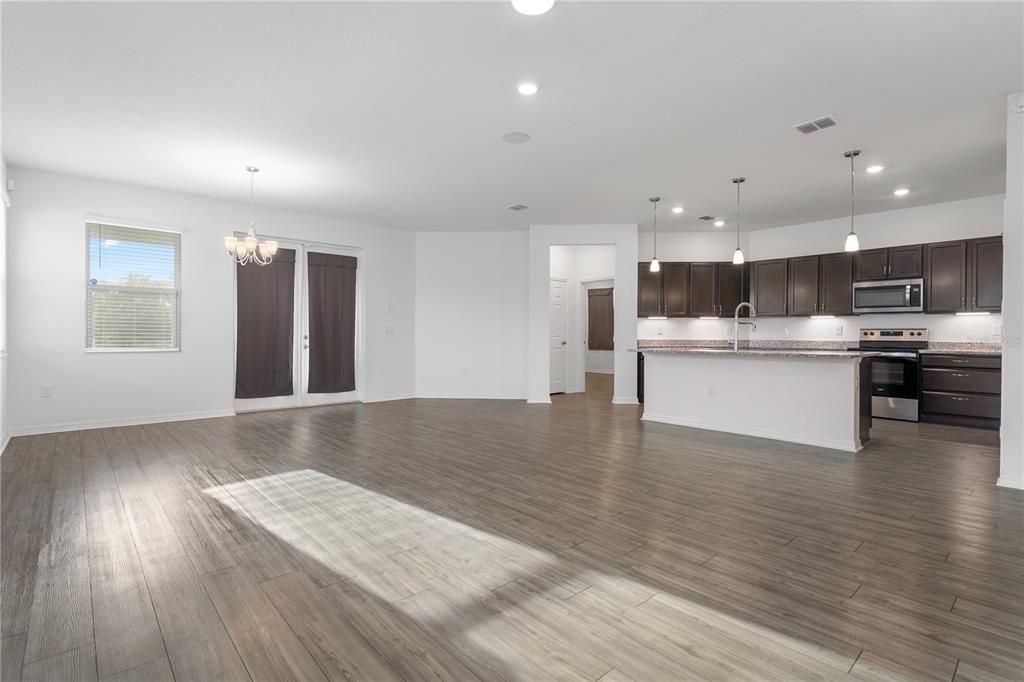 Activo con contrato: $325,000 (3 camas, 2 baños, 1941 Pies cuadrados)