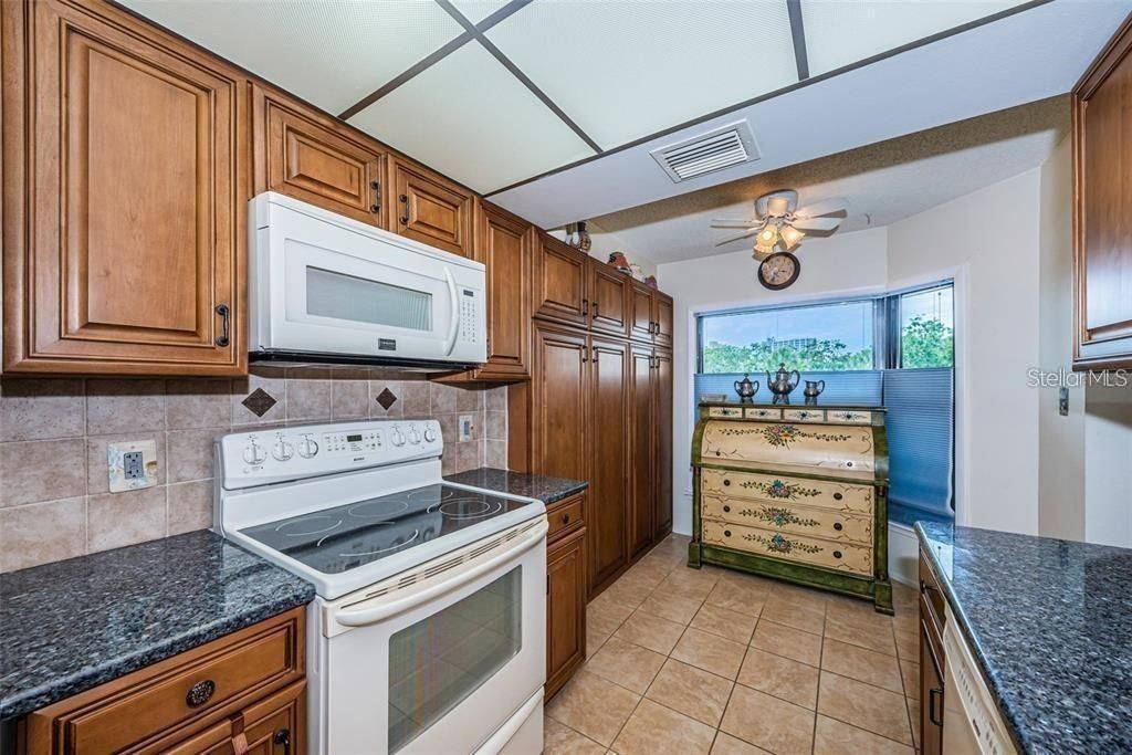 Active With Contract: $1,595 (1 beds, 1 baths, 875 Square Feet)