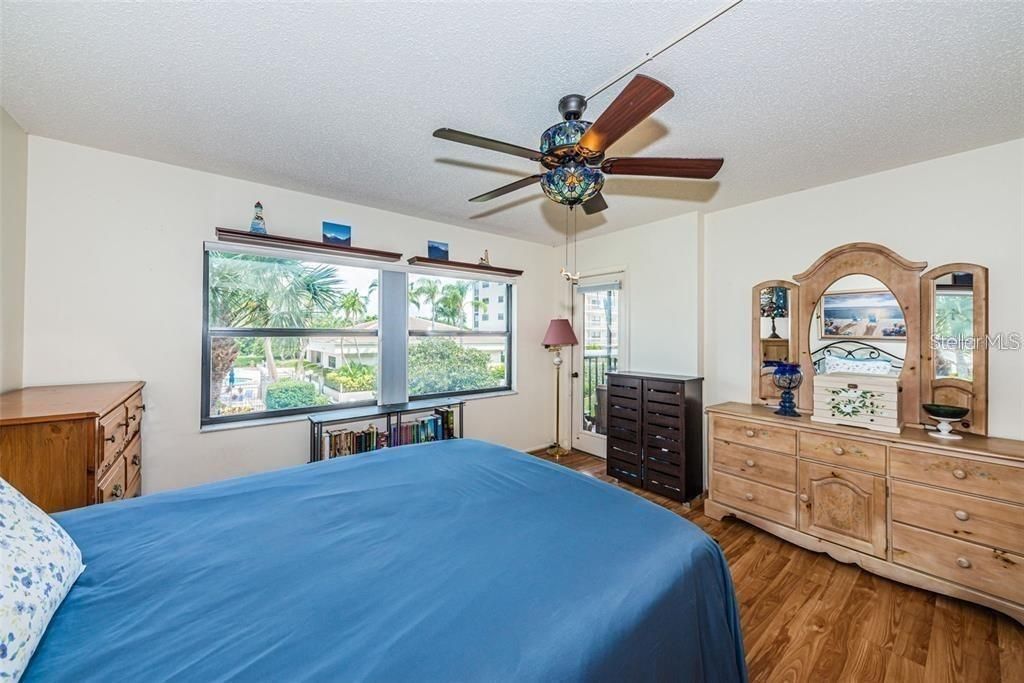 Active With Contract: $1,595 (1 beds, 1 baths, 875 Square Feet)