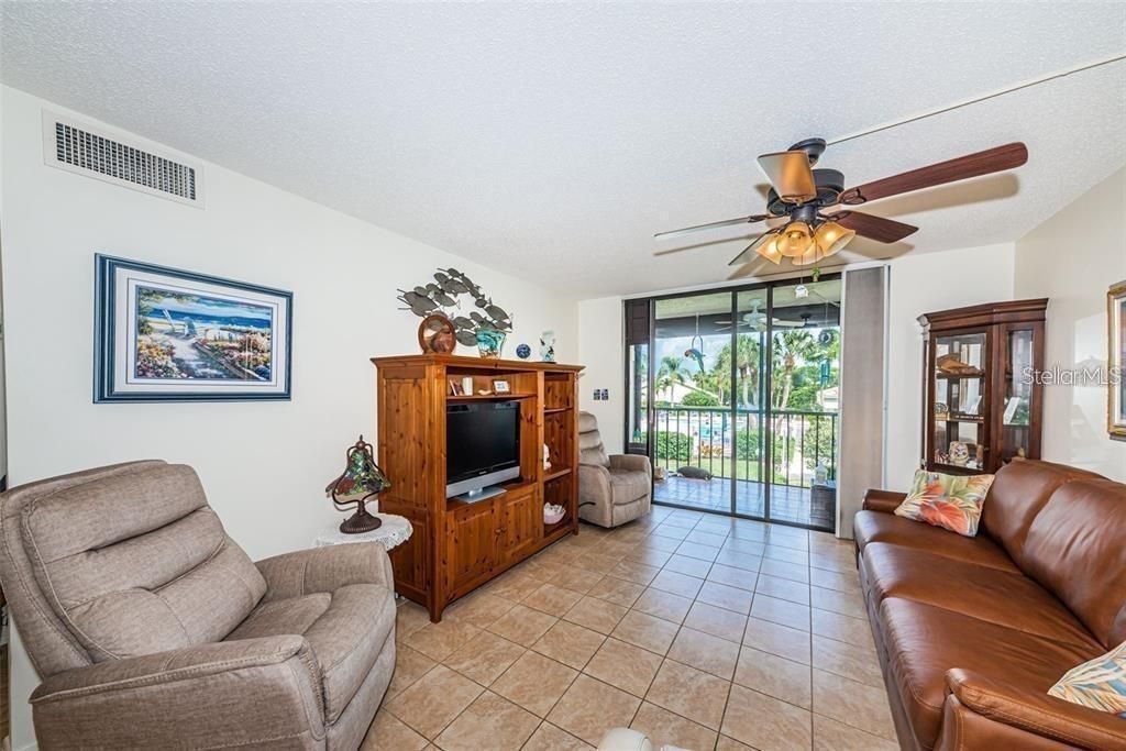 Active With Contract: $1,595 (1 beds, 1 baths, 875 Square Feet)