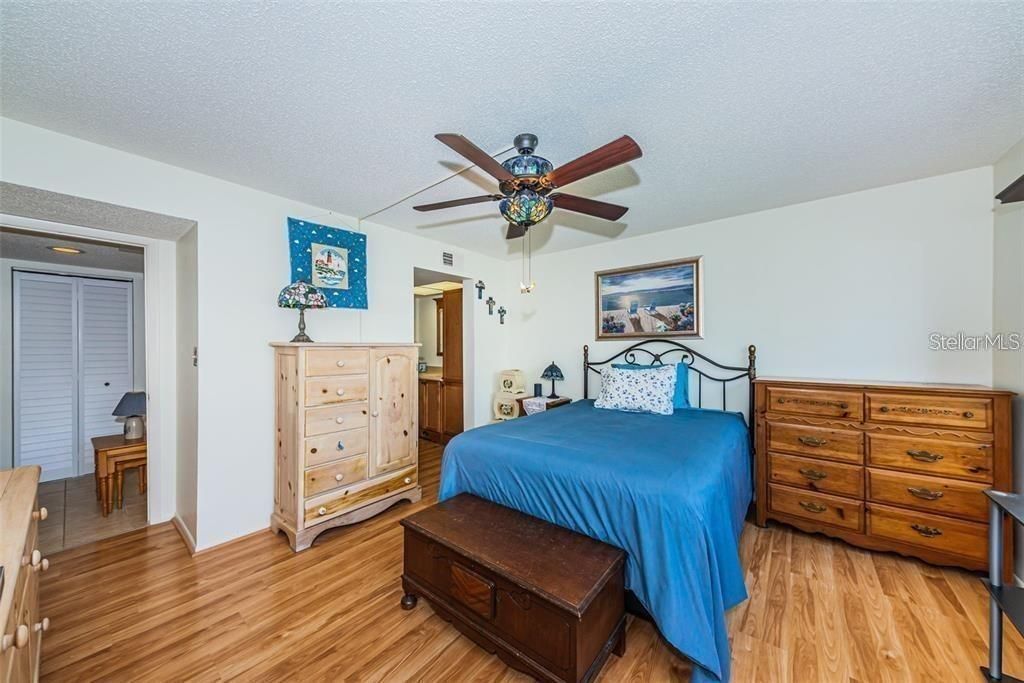 Active With Contract: $1,595 (1 beds, 1 baths, 875 Square Feet)