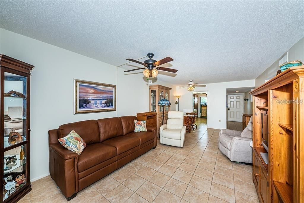 Active With Contract: $1,595 (1 beds, 1 baths, 875 Square Feet)