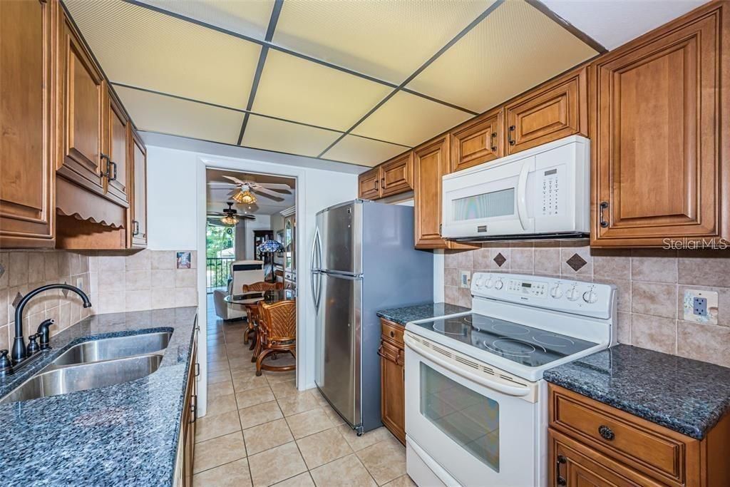 Active With Contract: $1,595 (1 beds, 1 baths, 875 Square Feet)