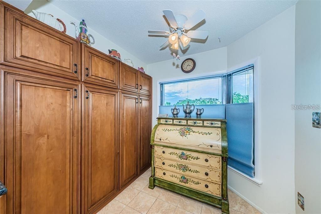 Active With Contract: $1,595 (1 beds, 1 baths, 875 Square Feet)